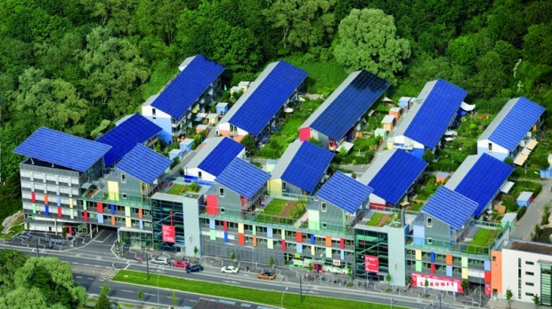 Die Solarsiedlung von Westen