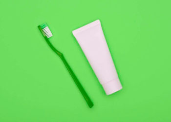 escova de dente verde