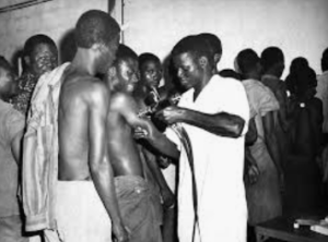 imagem de fila de pessoas recebendo dose de vacina para varíola