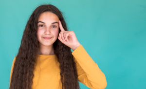 imagem de uma garota usando roupas laranjas e ao fundo uma parede azul