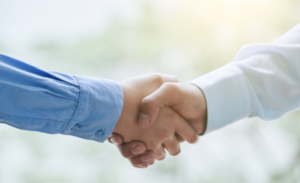 imagem ampliada de dois homens se cumprimentando após fecharem acordo de seguro prestamista