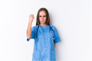 médica usando avental azul com estetoscópio no ombro flexionando o braço direito de costas para um fundo branco