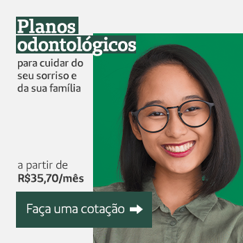 Mulher de óculos sorrindo