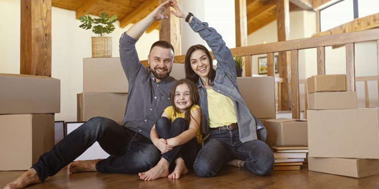 pais e filhos sorridentes de perfil completo 1 scaled