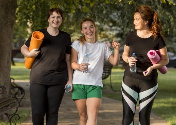 mulheres em roupas esportivas conversando do lado de fora scaled