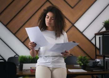 vista frontal mulher trabalhando como economista scaled