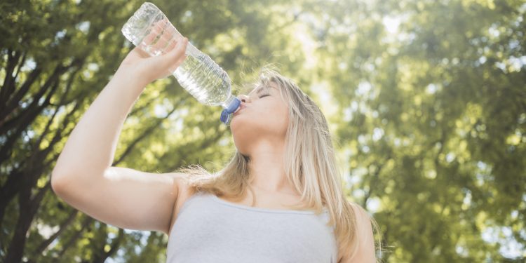 vista inferior garota desportiva bebendo agua scaled