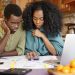 jovem casal afro americano infeliz e deprimido calculando o orcamento familiar scaled