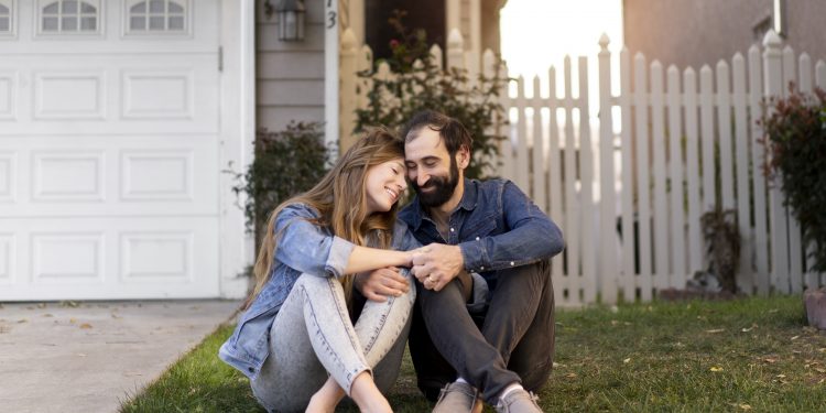 casal se mudando para casa nova scaled