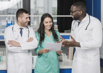 medicos multietnicos alegres com papeis scaled