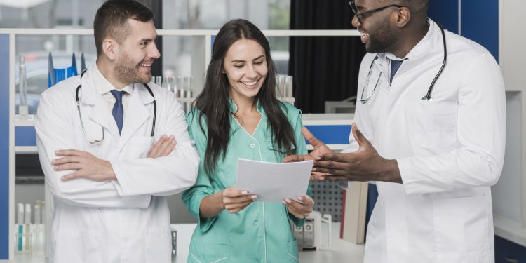 medicos multietnicos alegres com papeis scaled