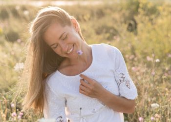 mulher sorridente de tiro medio posando scaled