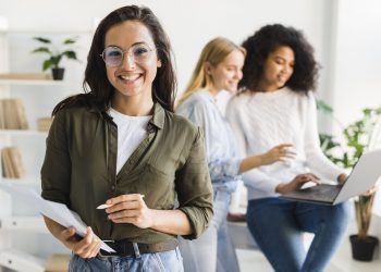 Desbravando caminhos a lideranca feminina no mercado de trabalho scaled