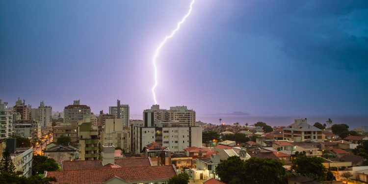 Queda de raio x dicas para proteger os seus equipamentos scaled