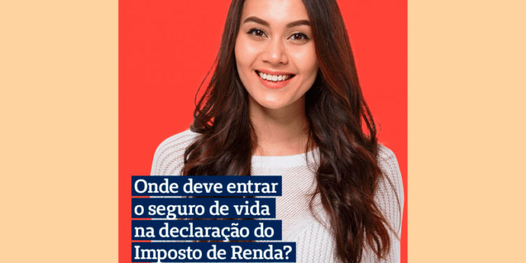 Mulher jovem sorrindo sobre um fundo laranja e bege com a frase : Onde deve entrar o seguro de vida na declaração do Imposto de Renda?