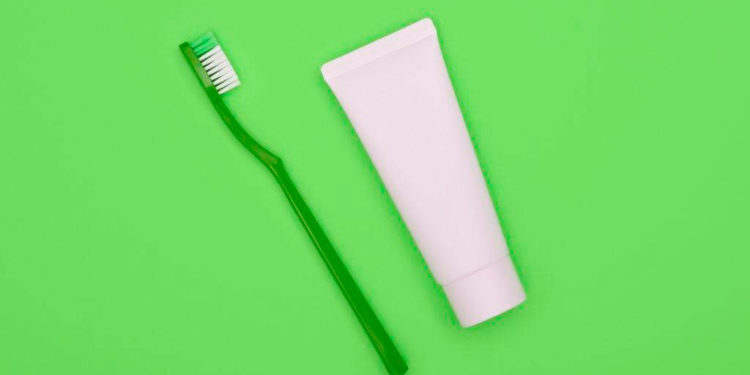 Halitose, conhecido como mau hálito - Escova de dente verde