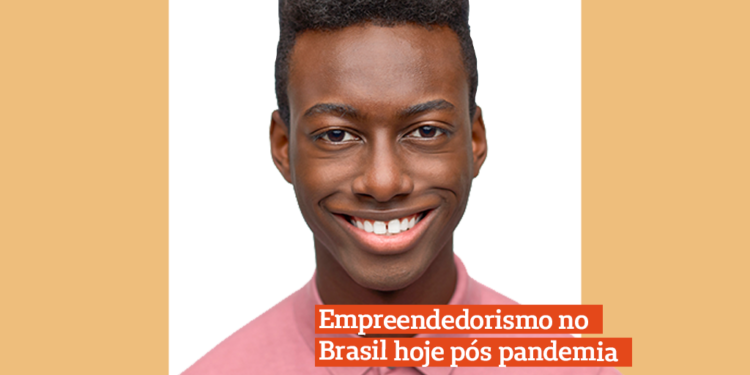 Jovem negro sorrindo com a frase: Empreendedorismo no Brasil hoje pós pandemia