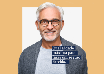 homem mais velho de óculos sobre fundo bege e branco com a frase: Qual a idade máxima para fazer um seguro de vida.