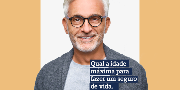 homem mais velho de óculos sobre fundo bege e branco com a frase: Qual a idade máxima para fazer um seguro de vida.