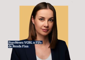 Foto: Mulher branca de cablo castanho curto de blazer azul marinho e blusa branca olhando para frente com um meio sorriso; Frase: PrevNews: VGBL x FIFs de Renda Fixa; Fundo: Fundo cinza claro com quadrado central bege
