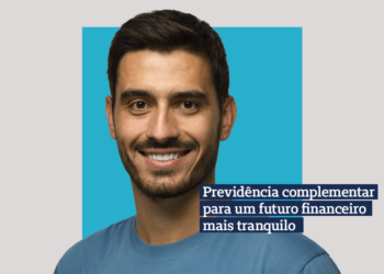 Foto: homem branco de cabelo preto olhando pra frente sorrindo usando uma camiseta azul claro Frase: Previdência complementar para um futuro financeiro mais tranquilo Fundo: Fundo cinza claro e quadrado central azul claro