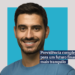 Foto: homem branco de cabelo preto olhando pra frente sorrindo usando uma camiseta azul claro Frase: Previdência complementar para um futuro financeiro mais tranquilo Fundo: Fundo cinza claro e quadrado central azul claro
