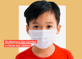 Foto: menino oriental de cabelo preto curto usando uma máscara branca de blusa vermelha Frase: Reabertura das escolas e riscos aos alunos Fundo: Fundo bege e quadrado central branco