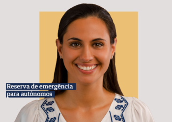 Foto: Mulher morena de cabelo castanho longo e liso sorrindo com blusa branca e bordados azuis marinho Frase: Reserva de emergência para autônomos Fundo: Fundo cinza claro e quadrado central bege