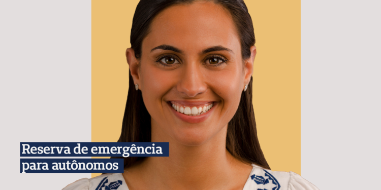 Foto: Mulher morena de cabelo castanho longo e liso sorrindo com blusa branca e bordados azuis marinho Frase: Reserva de emergência para autônomos Fundo: Fundo cinza claro e quadrado central bege