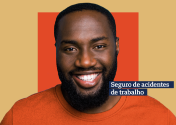 foto: homem negro de barba e cabelo curto sorrindo com blusa vermelha Frase: Seguros de acidentes de trabalho Fundo: Fundo bege com quadrado central coral