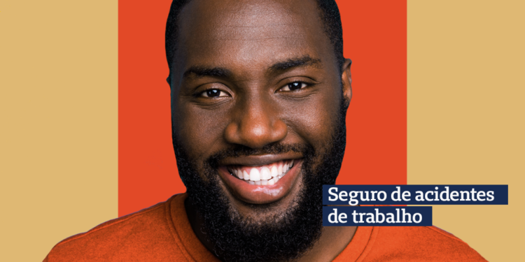 foto: homem negro de barba e cabelo curto sorrindo com blusa vermelha Frase: Seguros de acidentes de trabalho Fundo: Fundo bege com quadrado central coral