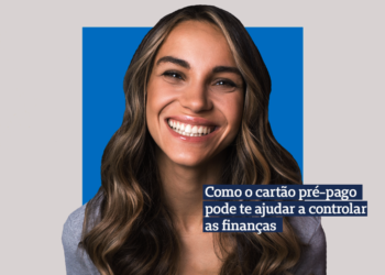 Foto: mulher morena de cabelo castanho claro longo com camiseta cinza sorrindo Frase: Como o cartão pré-pago pode te ajudar a controlar as finanças Fundo: Fundo cinza claro e quadrado central azul ciano