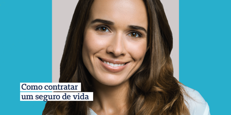 mulher de camisa branca e cabelos castanhos sorrindo de costas para um fundo azul com a escrita: como contratar seguro de vida