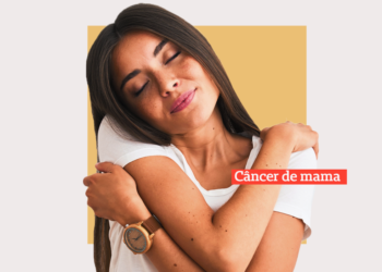 Foto: Mulher morena de cabelos castanhos lisos e longos se abraçando de olhos fechados Frase: Câncer de mama Fundo: Fundo cinza claro com quadrado central bege