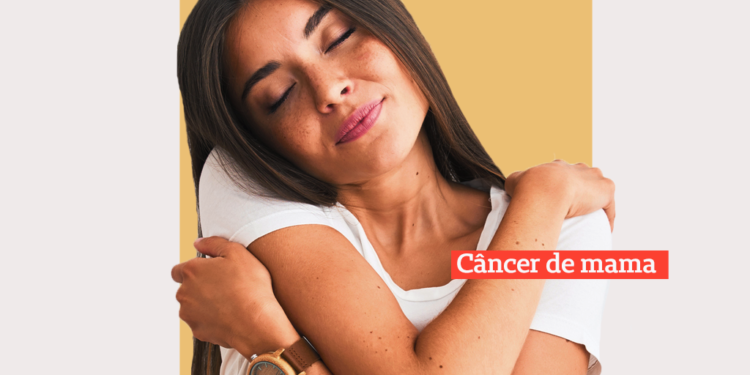 Foto: Mulher morena de cabelos castanhos lisos e longos se abraçando de olhos fechados Frase: Câncer de mama Fundo: Fundo cinza claro com quadrado central bege