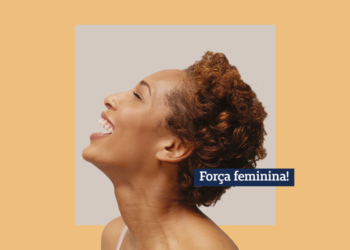 mulher negra sorrindo de perfil