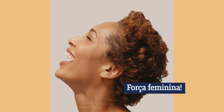mulher negra sorrindo de perfil