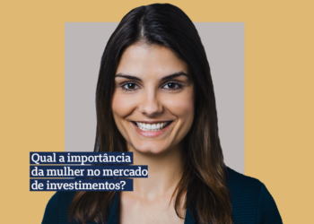 Foto: Mulher morena de cabelo castanho escuro longo sorrindo de blazer azul marinho. Frase: Qual a importância da mulher no mercado de investimentos? Fundo: Fundo bege e quadrado central cinza claro
