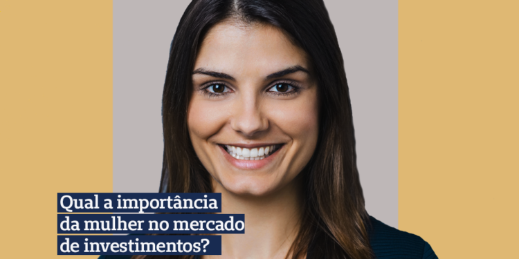 Foto: Mulher morena de cabelo castanho escuro longo sorrindo de blazer azul marinho. Frase: Qual a importância da mulher no mercado de investimentos? Fundo: Fundo bege e quadrado central cinza claro