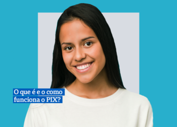 Foto: Garota morena de cabelo preto longo com blusa branca sorrindo Frase: O que é e como funciona o Pix? Fundo: Fundo azul claro com quadrado central cinza claro