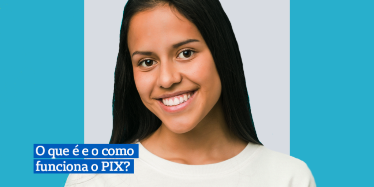 Foto: Garota morena de cabelo preto longo com blusa branca sorrindo Frase: O que é e como funciona o Pix? Fundo: Fundo azul claro com quadrado central cinza claro