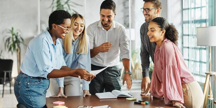 O seguro de vida em grupo é uma modalidade de proteção coletiva oferecida por empresas ou associações. Isso garante segurança financeira para colaboradores e seus dependentes em situações inesperadas, como falecimento ou invalidez, além de benefícios adicionais, como cobertura de despesas funerárias e assistência em momentos delicados.