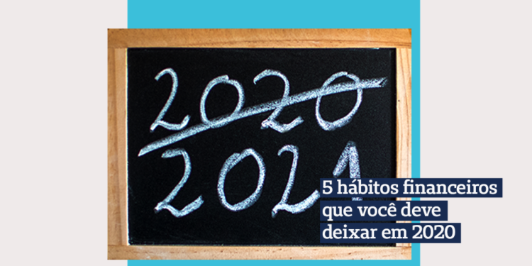 imagem de lousa com 2020 riscado e 2021 abaixo com fundo cinza claro e quadrado central azul com frase 5 hábitos financeiros que você deve deixar em 2020