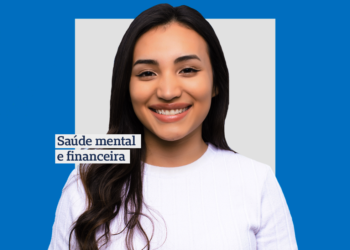 mulher morena de cabelo preto liso sorrindo no fundo bege e quadrado central azul claro com frase saúde mental e financeira