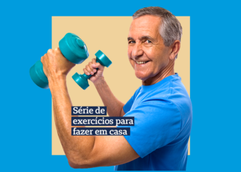 idoso segurando dois pesos de academia com fundo azul e quadrado central bege com frase série de exercícios para fazer em casa