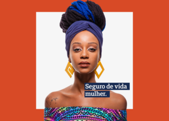 mulher de vestido e turbante de costas para fundo laranja e branco ao lado da seguinte frase: "seguro de vida mulher"