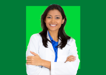 Médica, Dentista, sorrindo com os braços cruzados à frente do corpo, Assistência Unimed Odontologia