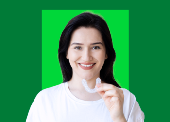 Mulher com placa de bruxismo