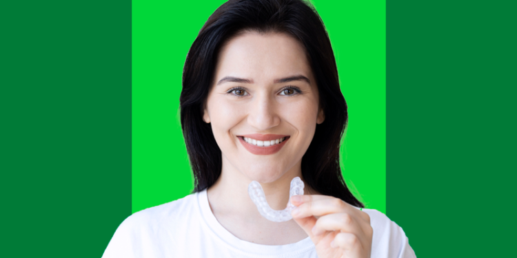 Mulher com placa de bruxismo