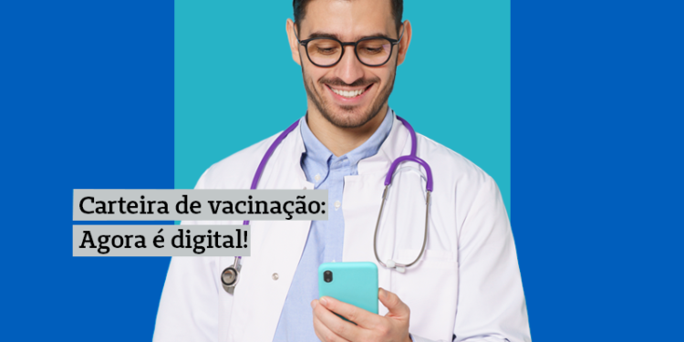 Um médico segurando um celular azul, com o texto sobre Carteira de Vacinação Digital.